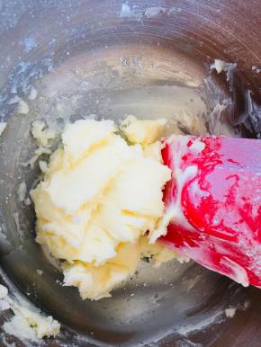 用刮刀简单搅拌几下，防止用打蛋器搅拌时飞粉。