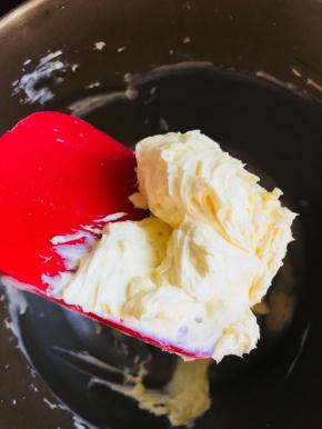 将黄油打到体积变大，颜色发白。感觉蓬松状