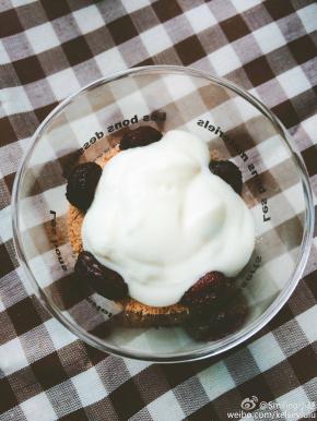 杯壁放果瑞氏蔓越莓干，颗粒好饱满，哈哈，再加入一层酸奶或奶油