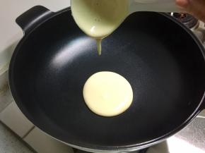 不粘炒锅烧热，不放油，保持小火，用汤勺舀起一勺面糊，滴落到锅中间，自然形成圆形。