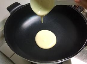 不粘炒锅烧热，不放油，保持小火，用汤勺舀起一勺面糊，滴落到锅中间，自然形成圆形。