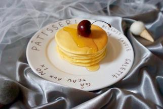 把所有的面糊都用完之后，把煎好的松饼叠在一起，淋上蜂蜜或枫糖，放上樱桃装饰一下，美味健康的奶香松饼就完成了。