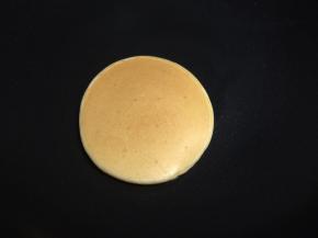 每煎完一块，都要把平底锅底放在湿布上降降温，避免下一块煎糊了。