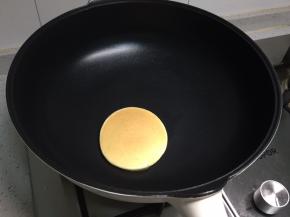 继续煎至20秒左右，可以盖上盖子，让松饼加快煎熟，两面金黄即可。