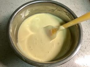 把打发好的蛋糊倒入拌好的牛奶面糊中，用翻拌的手法，把蛋糊和面糊混合均匀，不要顺时针或逆时针搅拌，避免面糊起筋，影响口感，也避免消泡。