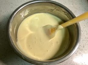 把打发好的蛋糊倒入拌好的牛奶面糊中，用翻拌的手法，把蛋糊和面糊混合均匀，不要顺时针或逆时针搅拌，避免面糊起筋，影响口感，也避免消泡。