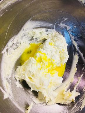 分次加入蛋液。每加入一次，要充分的搅拌。看不到蛋液了再加下一次。如果你想让曲奇更酥，这里可以将蛋液换成50克蛋黄。