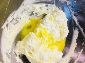 分次加入蛋液。每加入一次，要充分的搅拌。看不到蛋液了再加下一次。如果你想让曲奇更酥，这里可以将蛋液换成50克蛋黄。