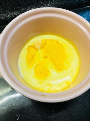 用15克淡奶油将奶酪粉搅拌成膏。