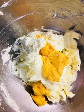 将奶酪膏加入黄油中，搅拌均匀。这里我用打蛋器搅拌的。