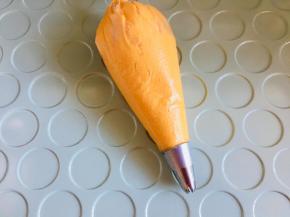 将搅拌好的黄油糊装入裱花袋。花嘴选择看个人喜好了。