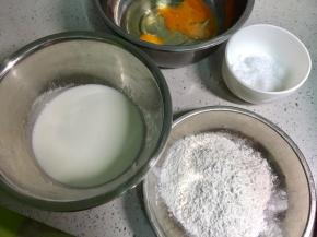 准备好食材，因为是做给两个孩子吃，妹妹还不到两岁，肠胃还很娇嫩，所以食材尽量简单。