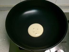 待饼面上出现大气泡的时候，松饼底部就已经凝固了，可以借助木铲翻面。