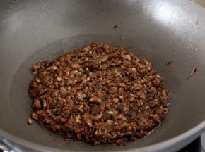 然后锅里倒少量的水烧开，将剁细的梅干菜烧肉入锅煮开几分钟，让水全部浸入菜中，这样做是为了更加入味。
