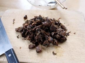 将做好的梅干菜烧肉剁细，因为小烧饼很小，肉粒不可太大。
