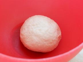 和水油皮：将饴糖10克、30g菜籽油和60g开水混合均，筛入100g面粉和1/5茶匙泡打粉，用筷子搅拌成团，放入保鲜袋中，静置20分钟。