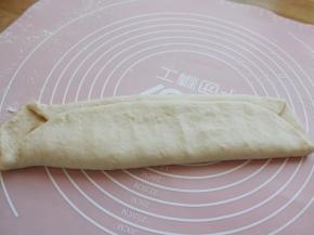 将长边折叠在一起，两头不要封口，这样做油酥就不会跑出来。