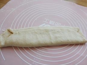 将长边折叠在一起，两头不要封口，这样做油酥就不会跑出来。