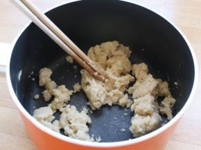 拌油酥：40g菜籽油烧热，倒入80g面粉中拌均。