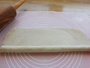 再次擀开，卷起来，要卷紧实。