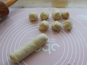 手上沾点面粉，揪成12个小面剂。注：揪出来的面团比切出来的容易包馅料。