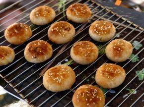设置烤箱200度，烤18-20分钟至表面金黄取出，放在架子上散热。中间遇到蓬起过分的要及时翻面，没有鼓起的不要翻面，此烧饼应该如煮熟的蟹背壳一般。
注：我这也是做过才知道，烤到中间时全部翻面，结果有的就感觉太扁了。