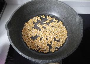 锅烧热，放入植物油，下入玉米粒翻炒使其均匀沾油；