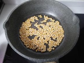 锅烧热，放入植物油，下入玉米粒翻炒使其均匀沾油；