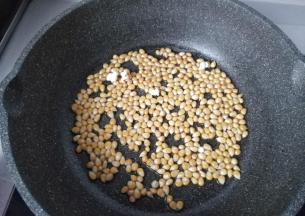 当玉米粒开始爆开时；