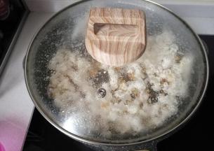 再盖上锅盖开中小火，让它自由爆花，期间可适时晃动锅使玉米粒受热均匀更易爆发；