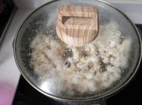 再盖上锅盖开中小火，让它自由爆花，期间可适时晃动锅使玉米粒受热均匀更易爆发；