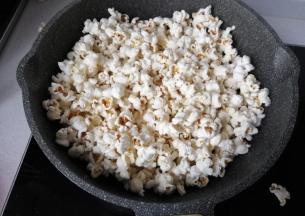 待锅内无爆裂声音后打开锅盖；