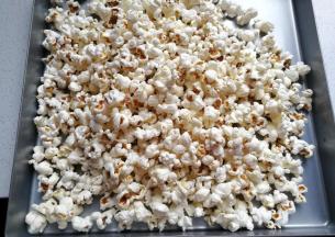 将爆好的爆米花倒出备用；