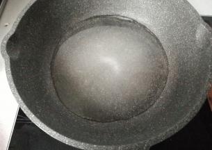 白糖和水放入锅中，中小火加热；