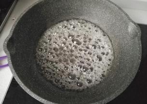 煮糖期间会有好多气泡冒起，再继续熬煮；