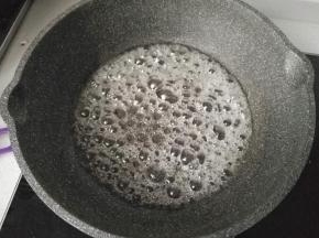 煮糖期间会有好多气泡冒起，再继续熬煮；