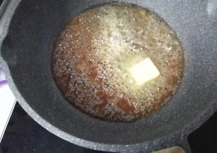 煮至糖液呈焦糖色后，放入黄油融化，再倒入淡奶油；