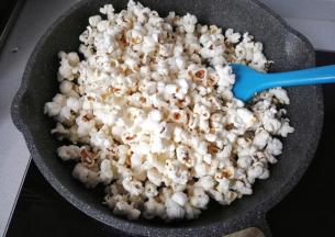 再倒入爆好的爆米花；