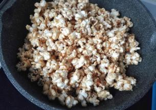 快速翻拌使每颗爆米花都均匀裹上焦糖浆就OK了！