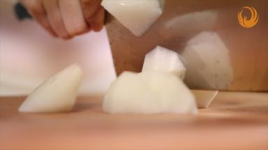 白萝卜去皮，然后滚刀切块。