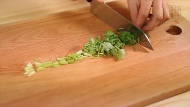 香菜洗干净后切小段备用。