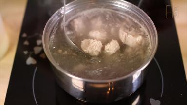 提前将排骨洗干净，然后在锅里放入水，放入排骨，将血水煮出，水开后继续煮一分钟。