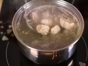 提前将排骨洗干净，然后在锅里放入水，放入排骨，将血水煮出，水开后继续煮一分钟。