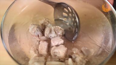 把煮好的排骨捞起放入清水中，清洗干净后捞起沥干水分。