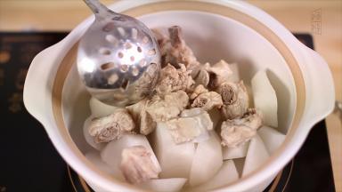 准备一砂锅，将萝卜、排骨放入。