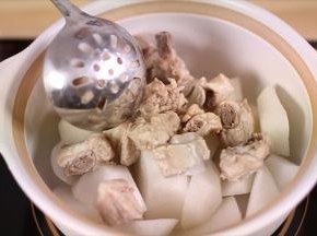 准备一砂锅，将萝卜、排骨放入。