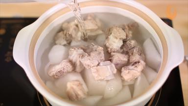 倒入适量的水，以盖过食材为宜，大火开始煮。