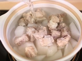 倒入适量的水，以盖过食材为宜，大火开始煮。