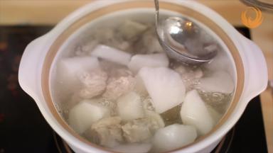 烧开后，如果有血沫，用勺子撇去；盖盖，改小火继续煲40分钟。