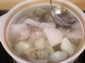 烧开后，如果有血沫，用勺子撇去；盖盖，改小火继续煲40分钟。